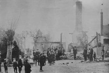 The Swan after the fire of 1905 [Z50/98/23]